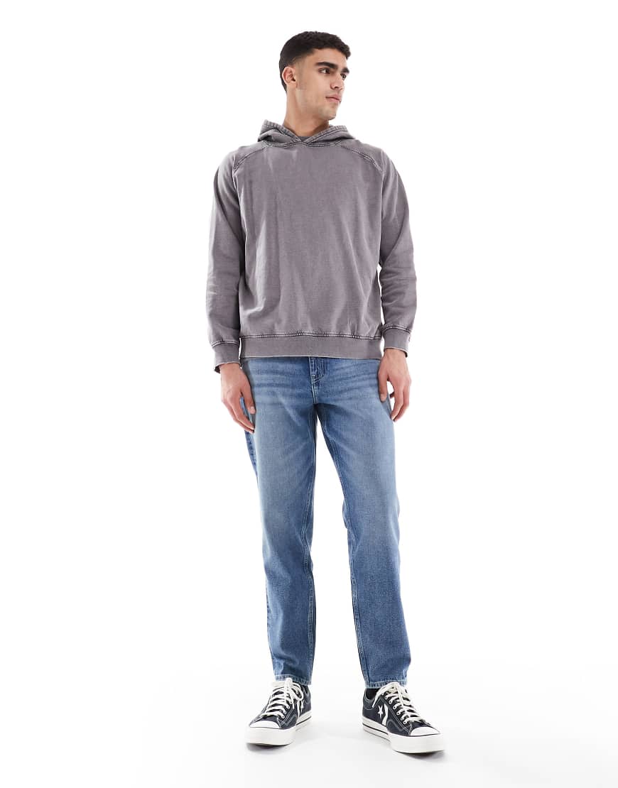 ASOS DESIGN - Schmal zulaufende Jeans in mittelblauer Waschung von ASOS DESIGN