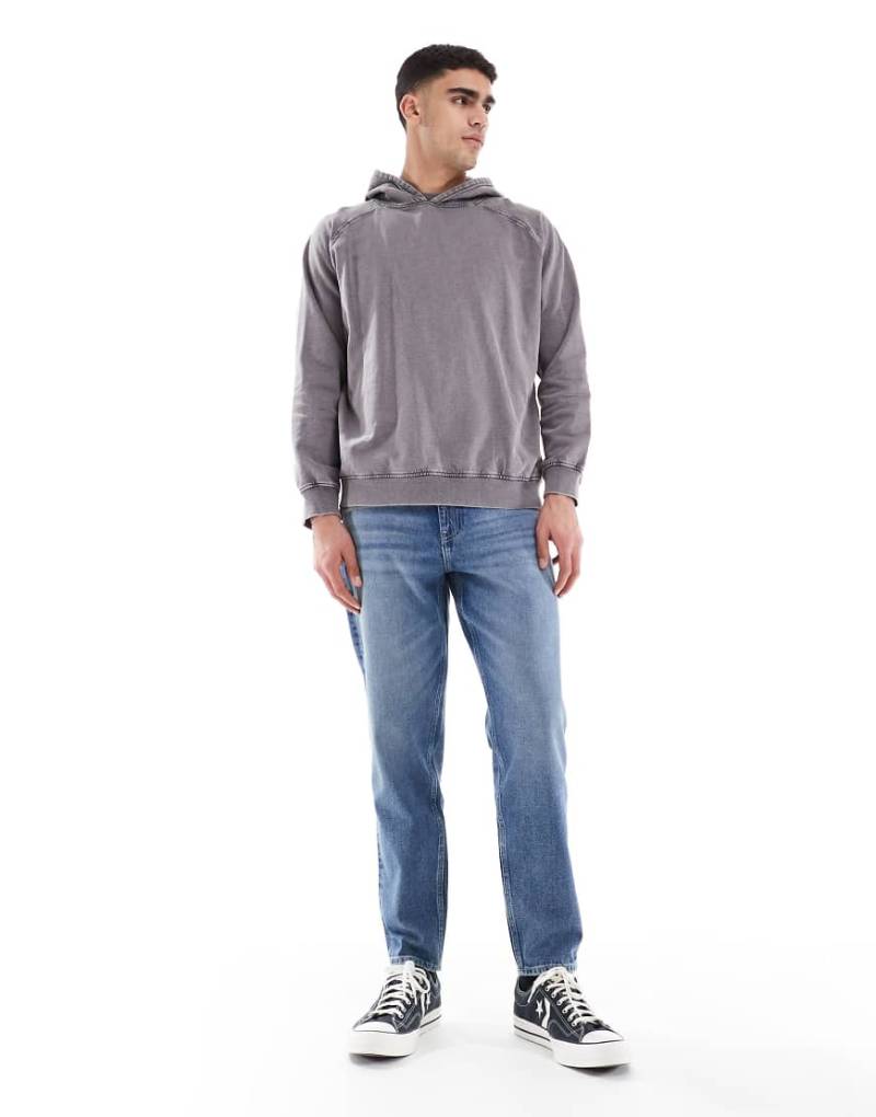 ASOS DESIGN - Schmal zulaufende Jeans in mittelblauer Waschung von ASOS DESIGN