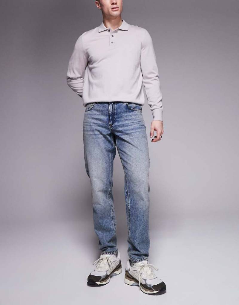 ASOS DESIGN - Schmal zulaufende Jeans in mittelblauer Waschung von ASOS DESIGN