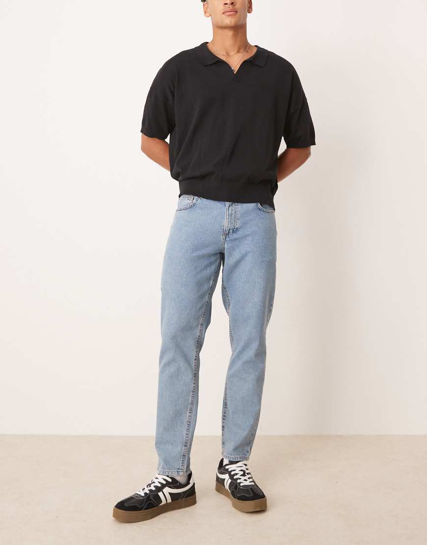 ASOS DESIGN - Schmal zulaufende Jeans in hellblauer Waschung von ASOS DESIGN
