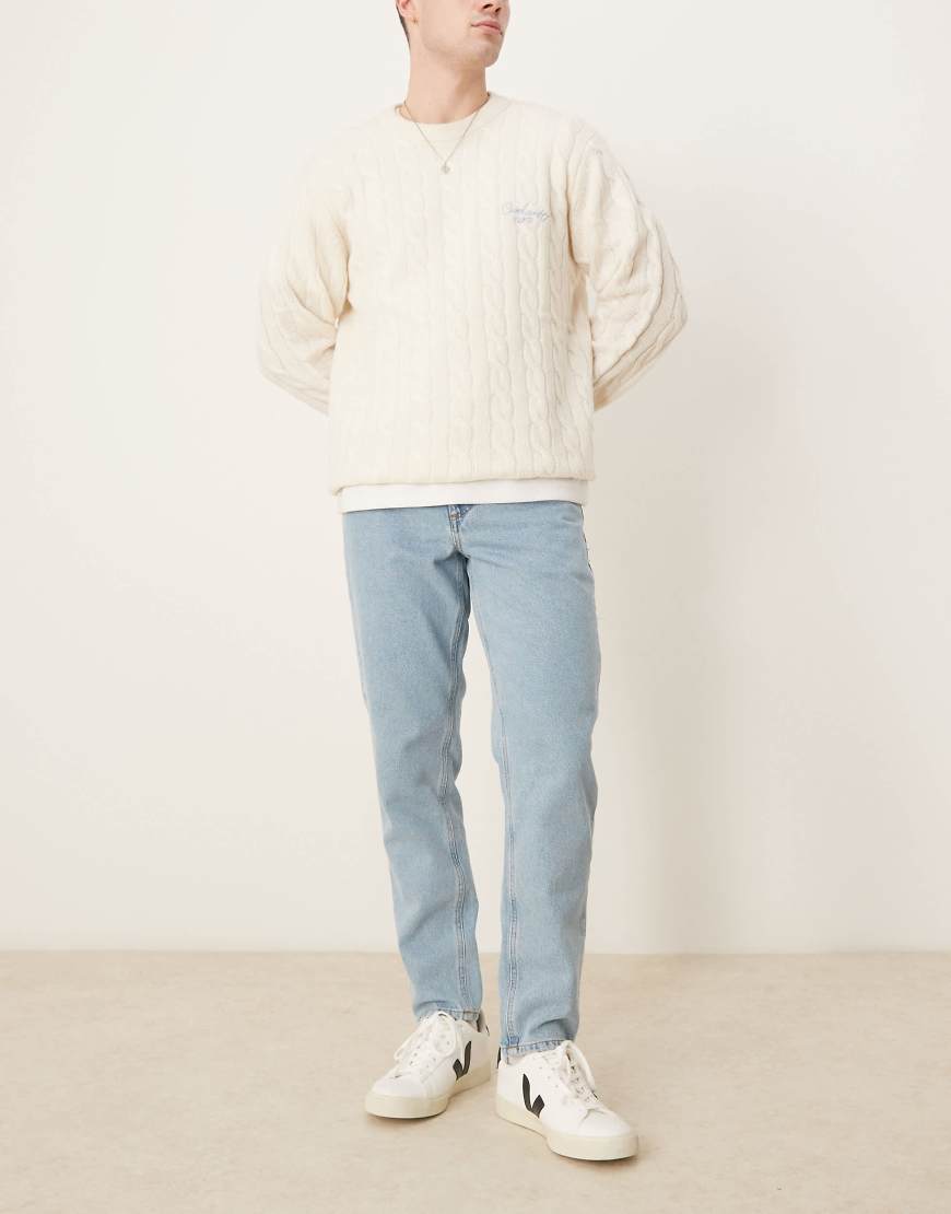 ASOS DESIGN - Schmal zulaufende Jeans in mittelblauer Waschung von ASOS DESIGN