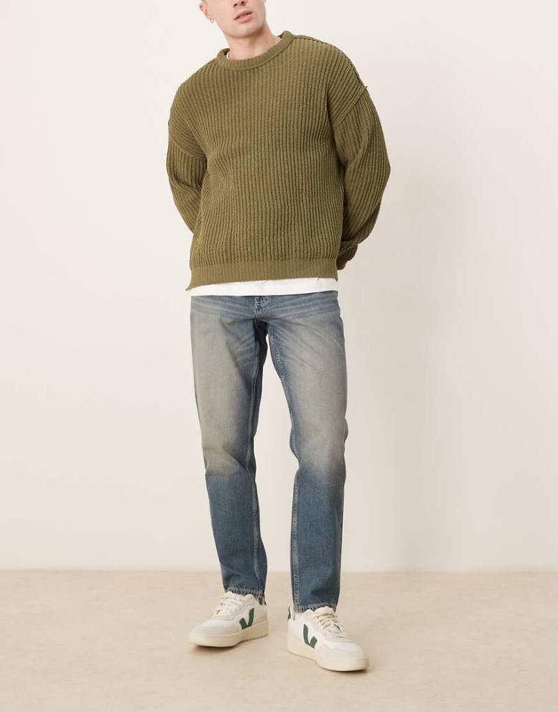 ASOS DESIGN - Schmal zulaufende Jeans in mittlerer Waschung-Blau von ASOS DESIGN