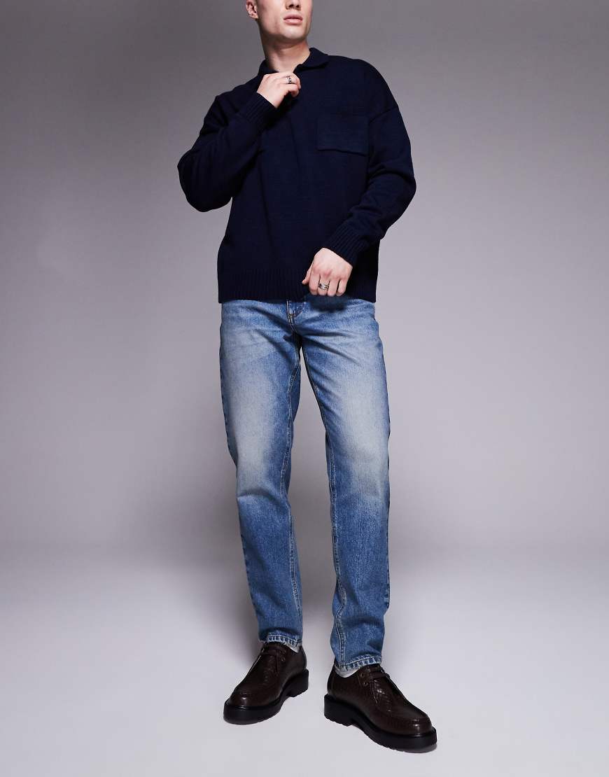 ASOS DESIGN - Schmal zulaufende Jeans in mittlerer Waschung mit Farbstich-Blau ASOS DESIGN - Schmal zulaufende Jeans in mittlerer Waschung mit Farbstich-Blau von ASOS DESIGN