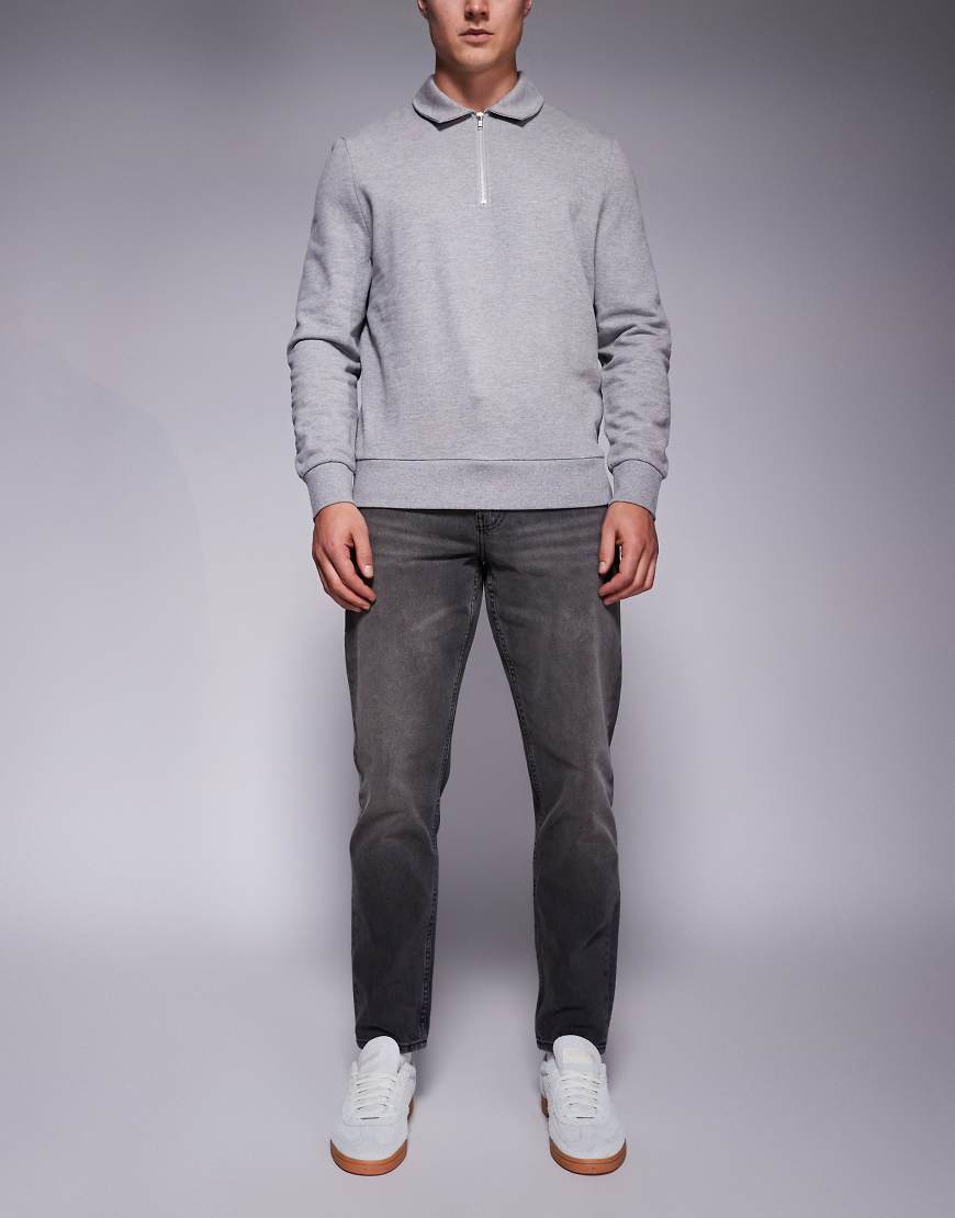 ASOS DESIGN - Schmal zulaufende Jeans in schwarzer Waschung mit Farbstich von ASOS DESIGN