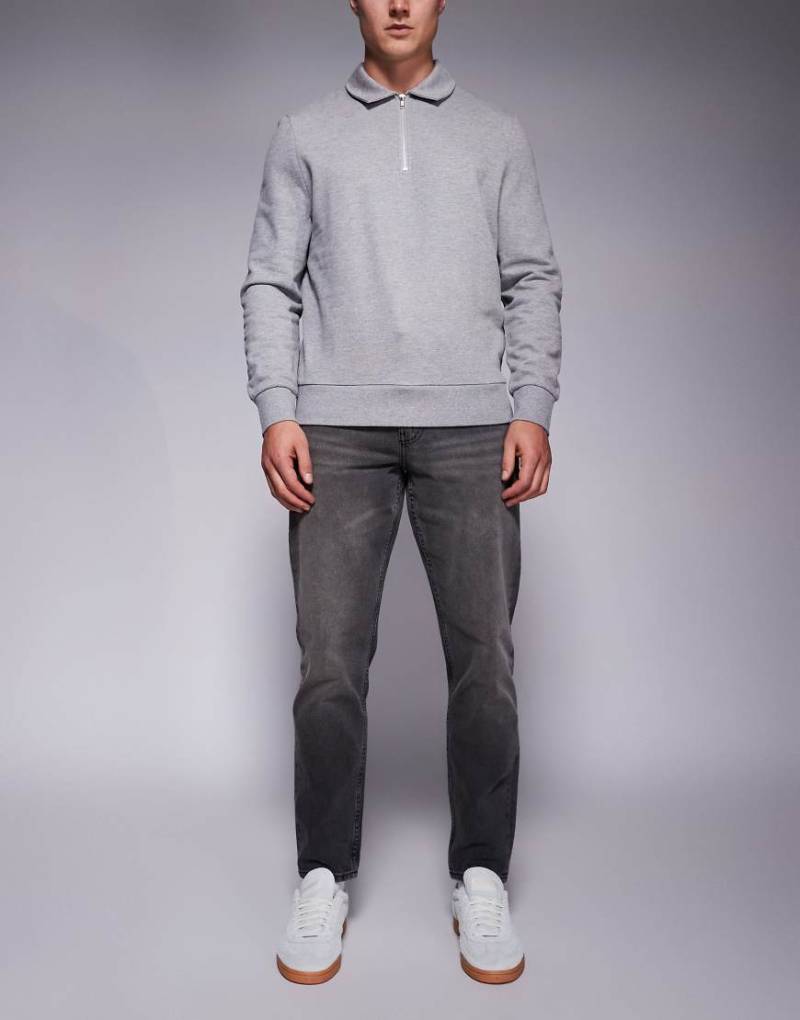 ASOS DESIGN - Schmal zulaufende Jeans in schwarzer Waschung mit Farbstich von ASOS DESIGN