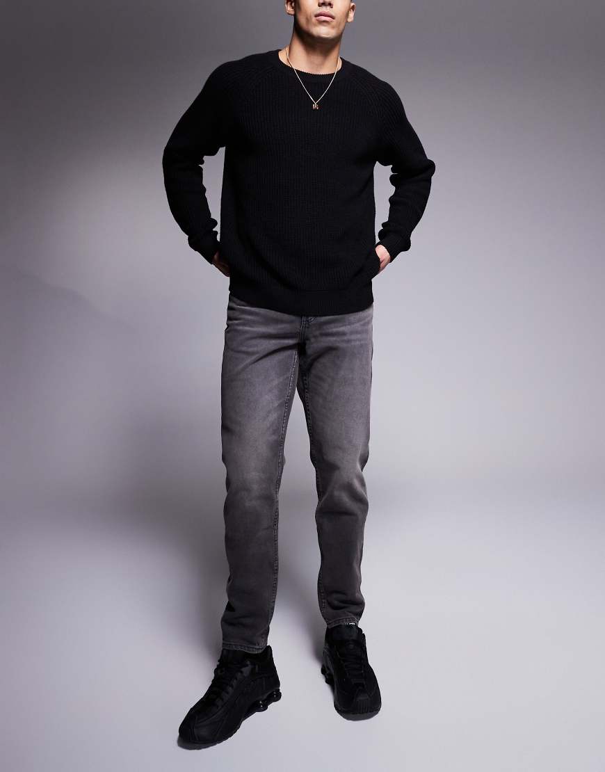 ASOS DESIGN - Schmal zulaufende Jeans in schwarzer Waschung mit Vintage-Tönung ASOS DESIGN - Schmal zulaufende Jeans in schwarzer Waschung mit Vintage-Tönung von ASOS DESIGN