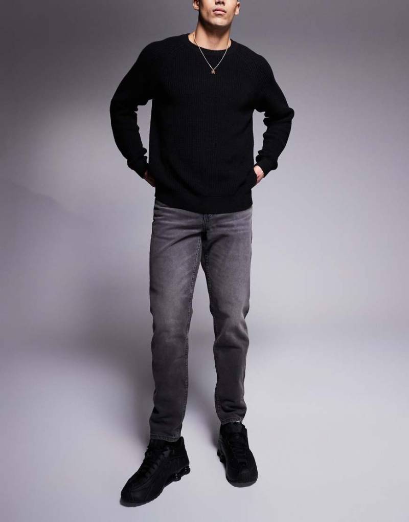 ASOS DESIGN - Schmal zulaufende Jeans in schwarzer Waschung mit Vintage-Tönung von ASOS DESIGN