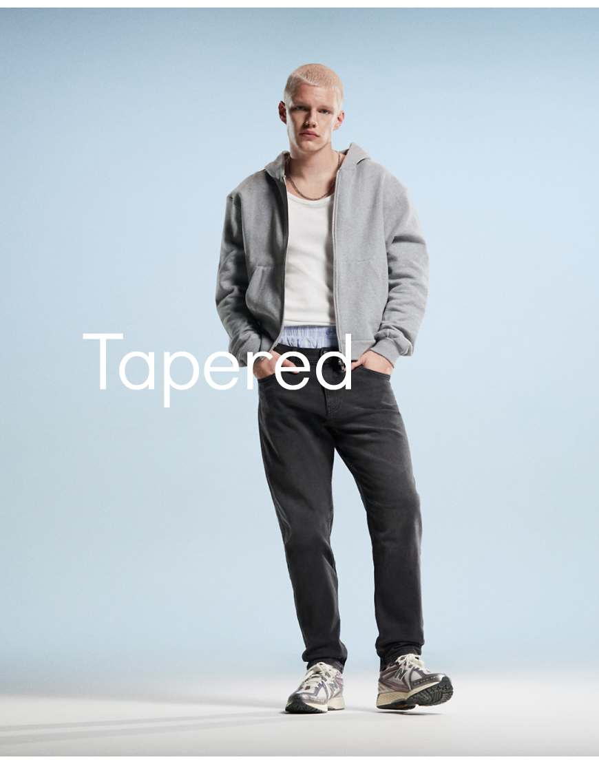 ASOS DESIGN - Schmal zulaufende Jeans in schwarzer Waschung ASOS DESIGN - Schmal zulaufende Jeans in schwarzer Waschung von ASOS DESIGN