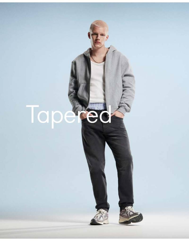 ASOS DESIGN - Schmal zulaufende Jeans in schwarzer Waschung von ASOS DESIGN