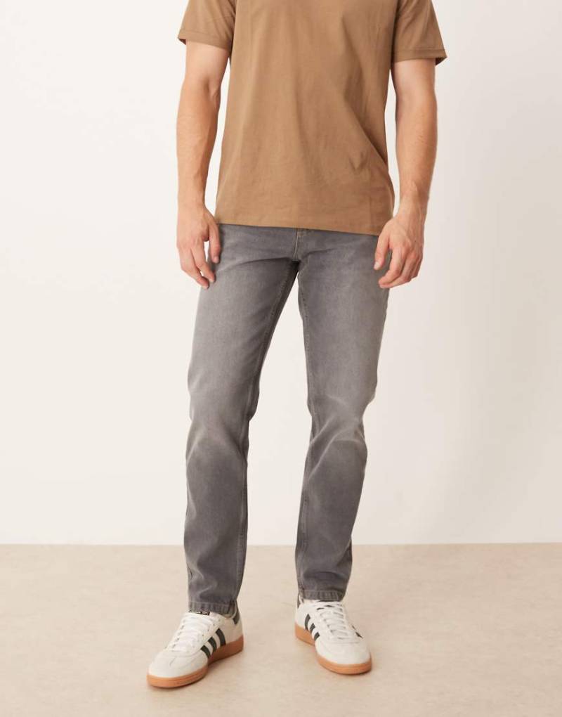 ASOS DESIGN - Schmal zulaufende Jeans in schwarzer Waschung von ASOS DESIGN