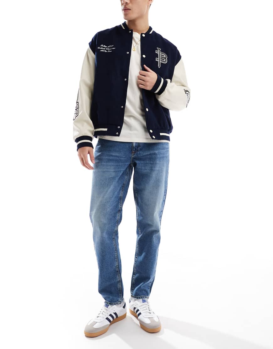ASOS DESIGN - Schmal zulaufende Jeans in verwaschenem, getöntem Dunkelblau ASOS DESIGN - Schmal zulaufende Jeans in verwaschenem, getöntem Dunkelblau von ASOS DESIGN