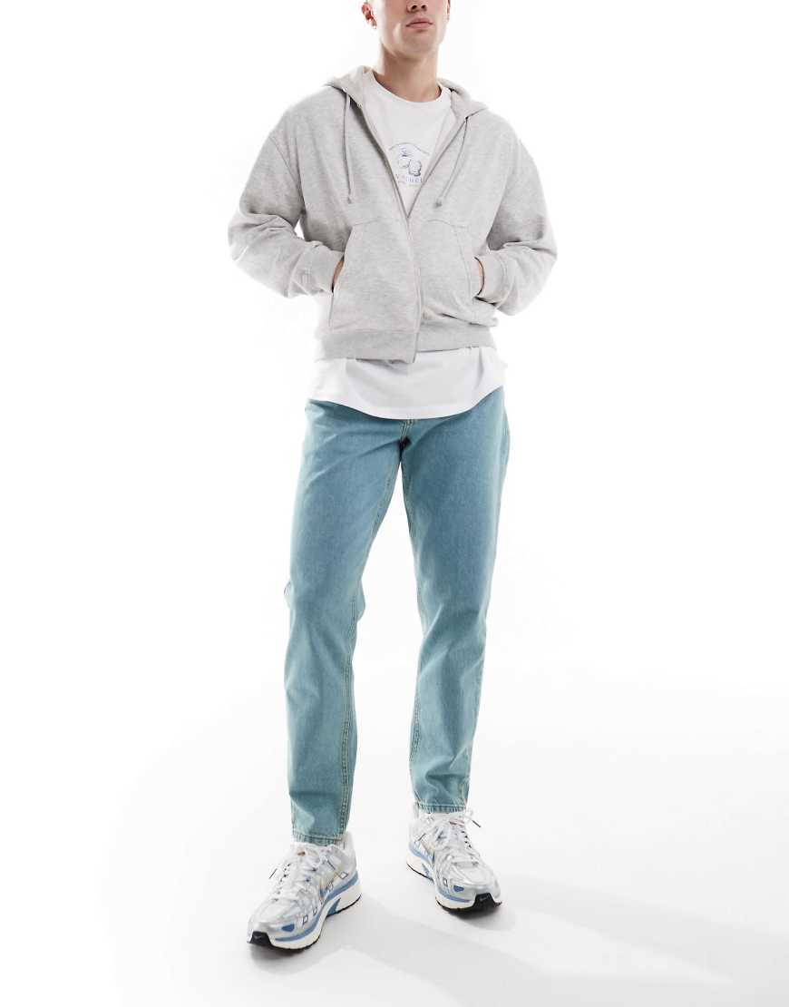 ASOS DESIGN - Schmal zulaufende Jeans in verwaschenem, getöntem Hellblau ASOS DESIGN - Schmal zulaufende Jeans in verwaschenem, getöntem Hellblau von ASOS DESIGN