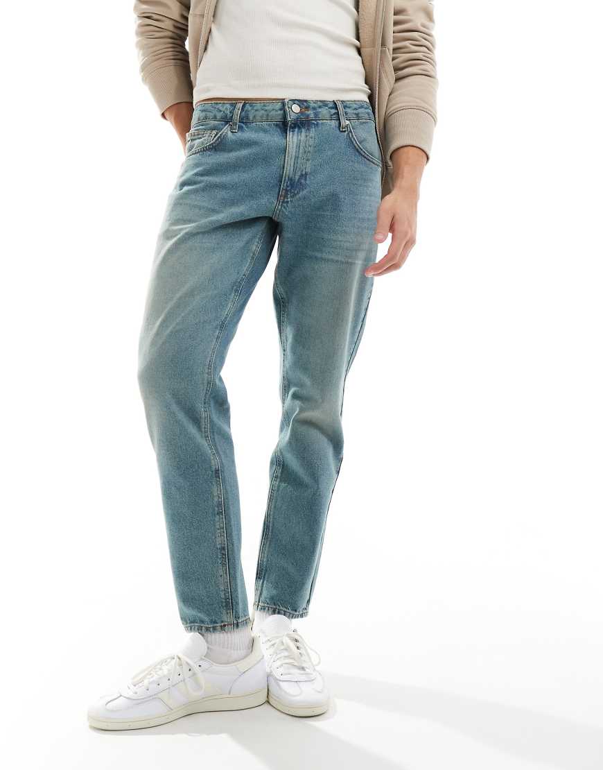 ASOS DESIGN - Schmal zulaufende Jeans in verwaschenem, getöntem Hellblau ASOS DESIGN - Schmal zulaufende Jeans in verwaschenem, getöntem Hellblau von ASOS DESIGN