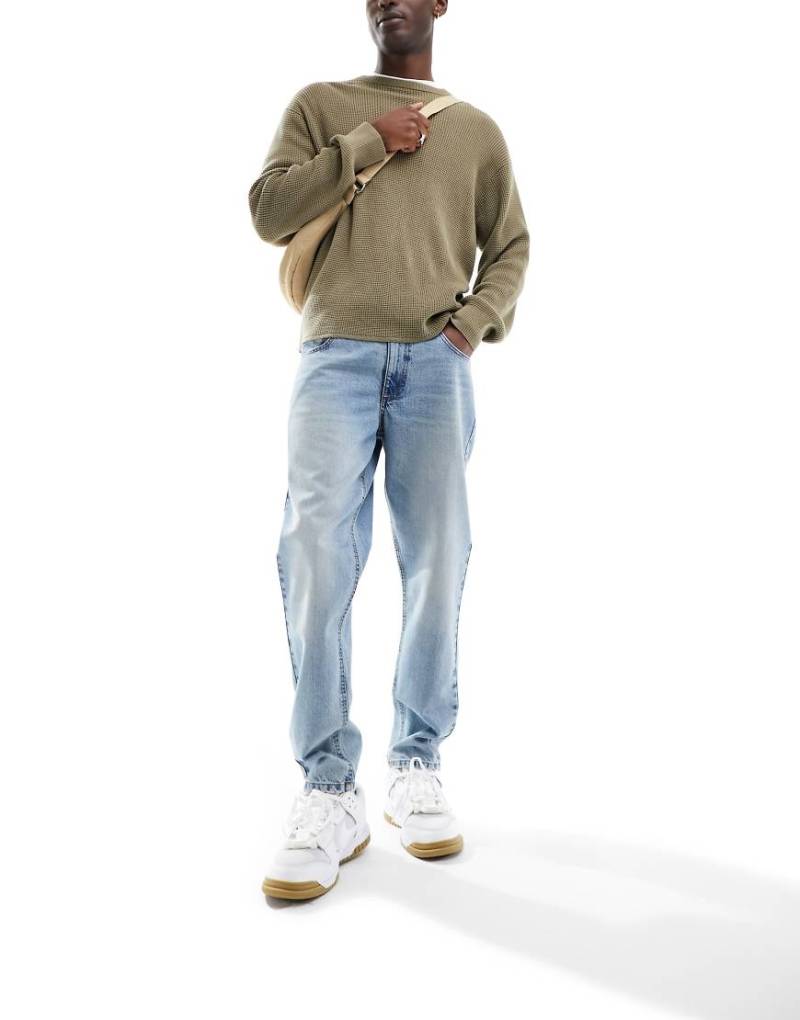 ASOS DESIGN - Schmal zulaufende Jeans in verwaschenem, getöntem Hellblau von ASOS DESIGN