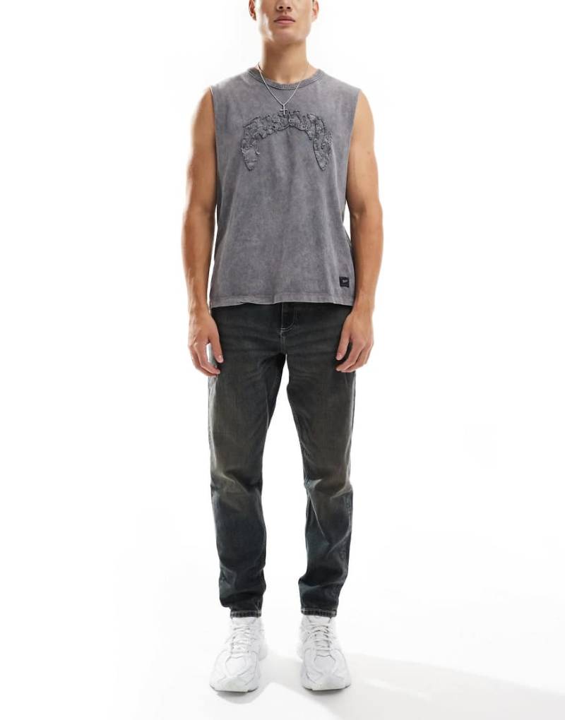 ASOS DESIGN - Schmal zulaufende Jeans in verwaschenem Dunkelblau mit Farbstich von ASOS DESIGN