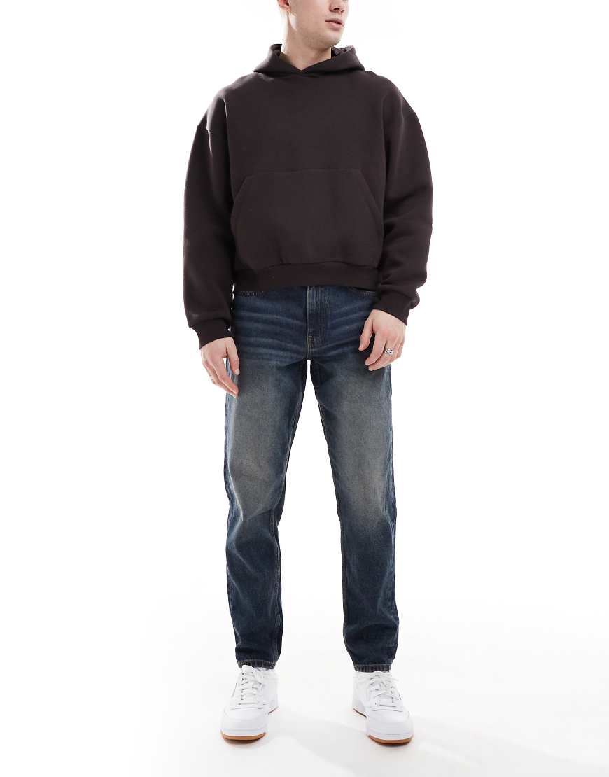 ASOS DESIGN - Schmal zulaufende Jeans in verwaschenem Dunkelblau mit Vintage-Tönung ASOS DESIGN - Schmal zulaufende Jeans in verwaschenem Dunkelblau mit Vintage-Tönung von ASOS DESIGN
