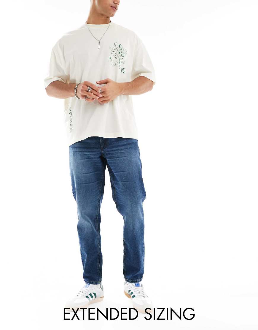 ASOS DESIGN - Schmal zulaufende Jeans in verwaschenem Dunkelblau ASOS DESIGN - Schmal zulaufende Jeans in verwaschenem Dunkelblau von ASOS DESIGN