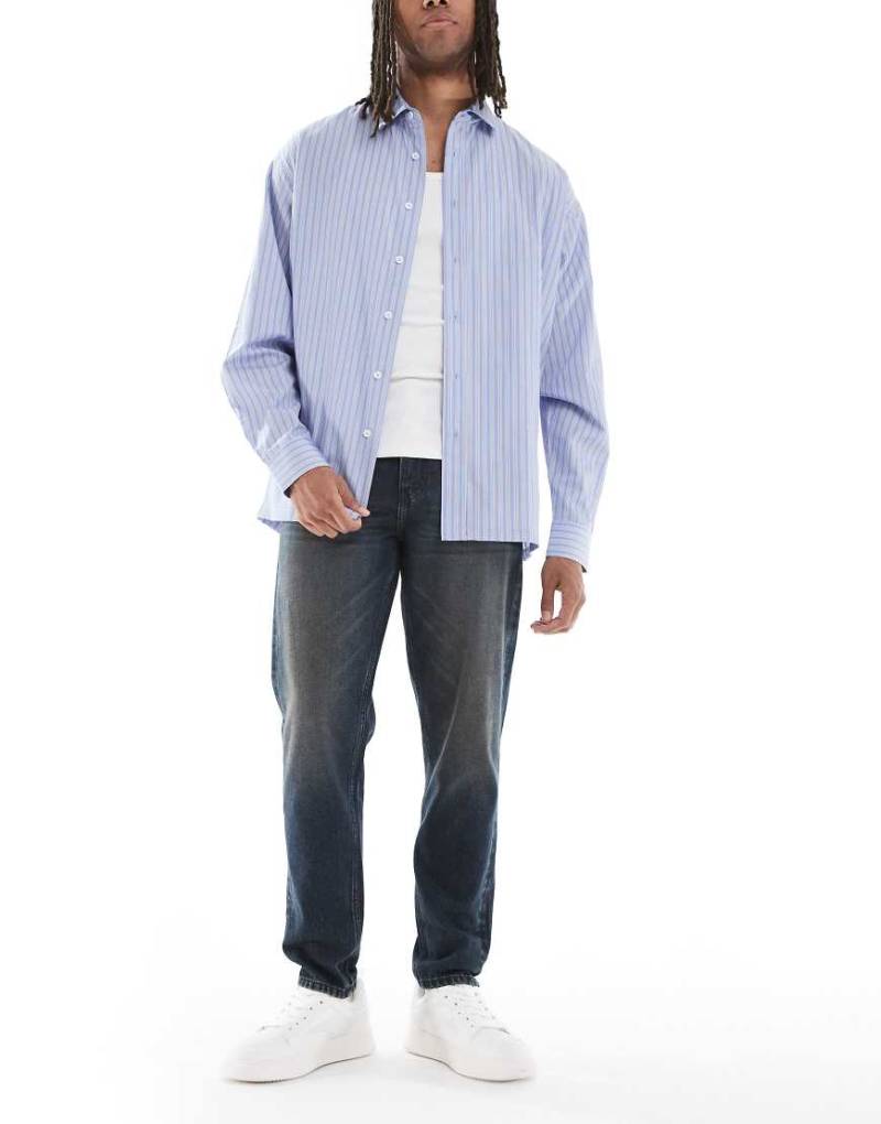 ASOS DESIGN - Schmal zulaufende Jeans in verwaschenem Dunkelblau von ASOS DESIGN