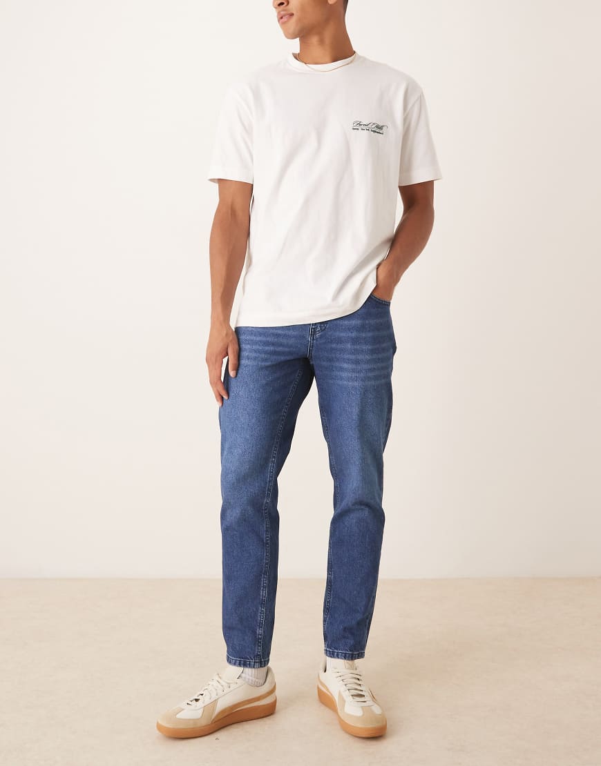 ASOS DESIGN - Schmal zulaufende Jeans in verwaschenem Dunkelblau ASOS DESIGN - Schmal zulaufende Jeans in verwaschenem Dunkelblau von ASOS DESIGN