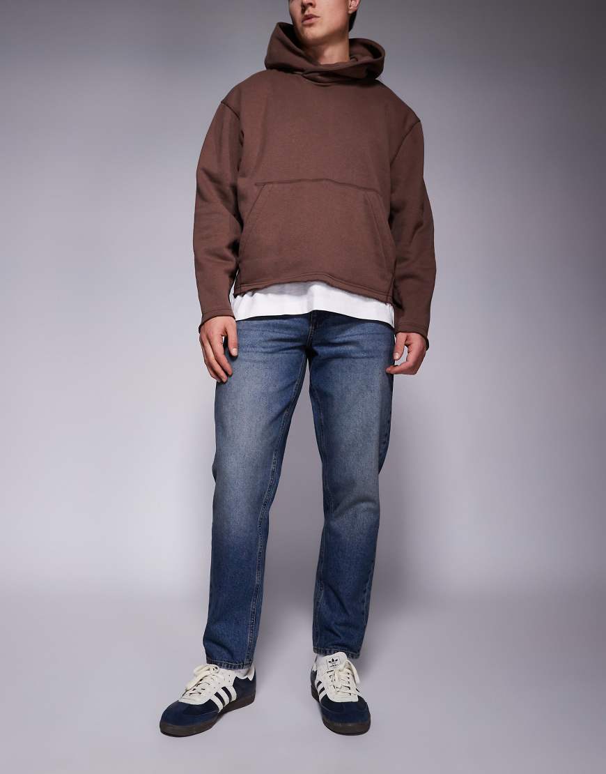 ASOS DESIGN - Schmal zulaufende Jeans in verwaschenem Dunkelblau ASOS DESIGN - Schmal zulaufende Jeans in verwaschenem Dunkelblau von ASOS DESIGN