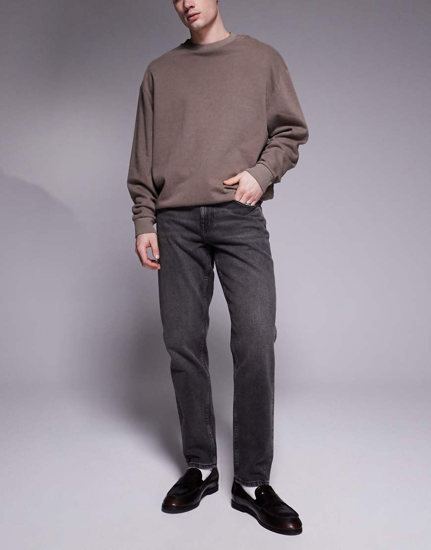 ASOS DESIGN - Schmal zulaufende Jeans in verwaschenem Grau-Schwarz ASOS DESIGN - Schmal zulaufende Jeans in verwaschenem Grau-Schwarz von ASOS DESIGN
