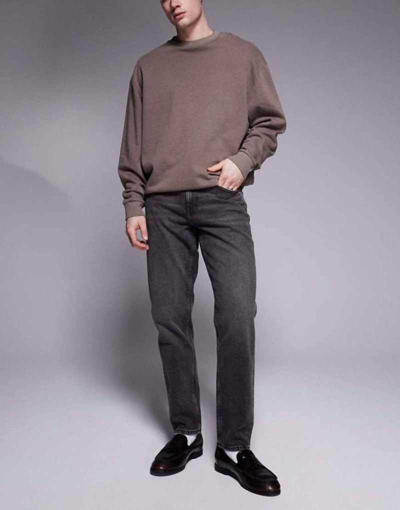 ASOS DESIGN - Schmal zulaufende Jeans in verwaschenem Grau-Schwarz von ASOS DESIGN