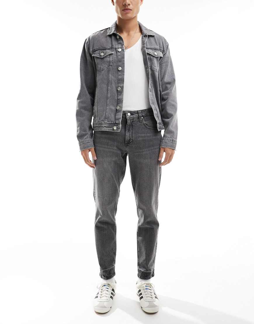 ASOS DESIGN - Schmal zulaufende Jeans in verwaschenem Grau mit Stretchanteil ASOS DESIGN - Schmal zulaufende Jeans in verwaschenem Grau mit Stretchanteil von ASOS DESIGN