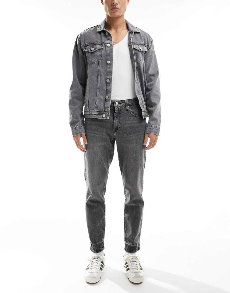 ASOS DESIGN - Schmal zulaufende Jeans in verwaschenem Grau mit Stretchanteil von ASOS DESIGN