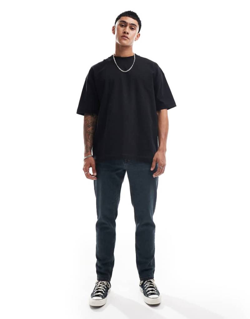 ASOS DESIGN - Schmal zulaufende Jeans in verwaschenem Grau mit grünem Farbstich von ASOS DESIGN