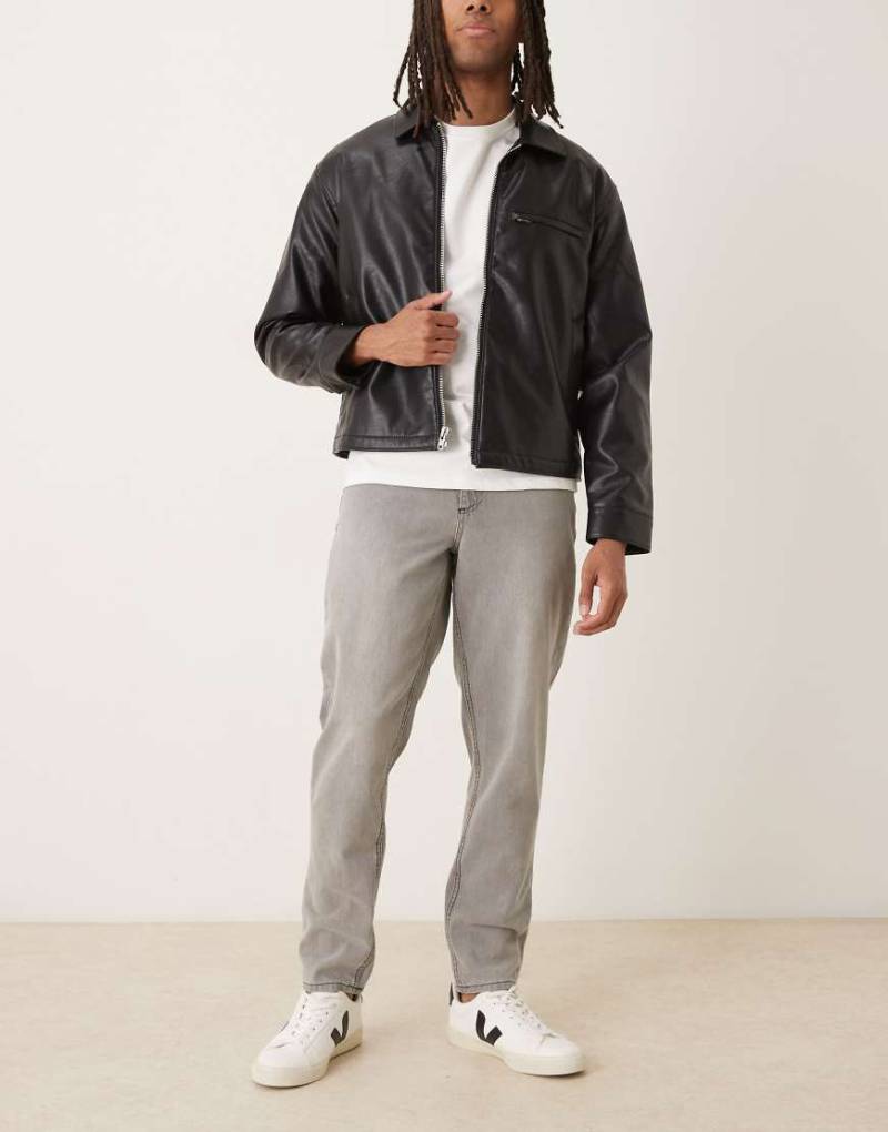 ASOS DESIGN - Schmal zulaufende Jeans in verwaschenem Grau ASOS DESIGN - Schmal zulaufende Jeans in verwaschenem Grau von ASOS DESIGN