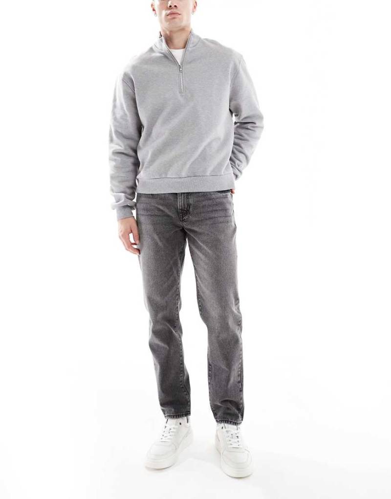 ASOS DESIGN - Schmal zulaufende Jeans in verwaschenem Schwarz-Grau von ASOS DESIGN