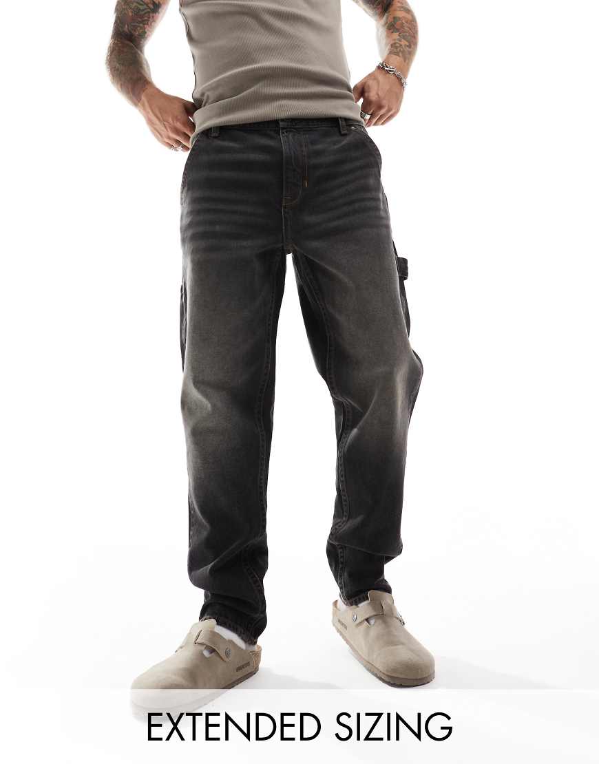 ASOS DESIGN - Schmal zulaufende Jeans in verwaschenem Schwarz mit Zimmermannshosen-Detail ASOS DESIGN - Schmal zulaufende Jeans in verwaschenem Schwarz mit Zimmermannshosen-Detail von ASOS DESIGN