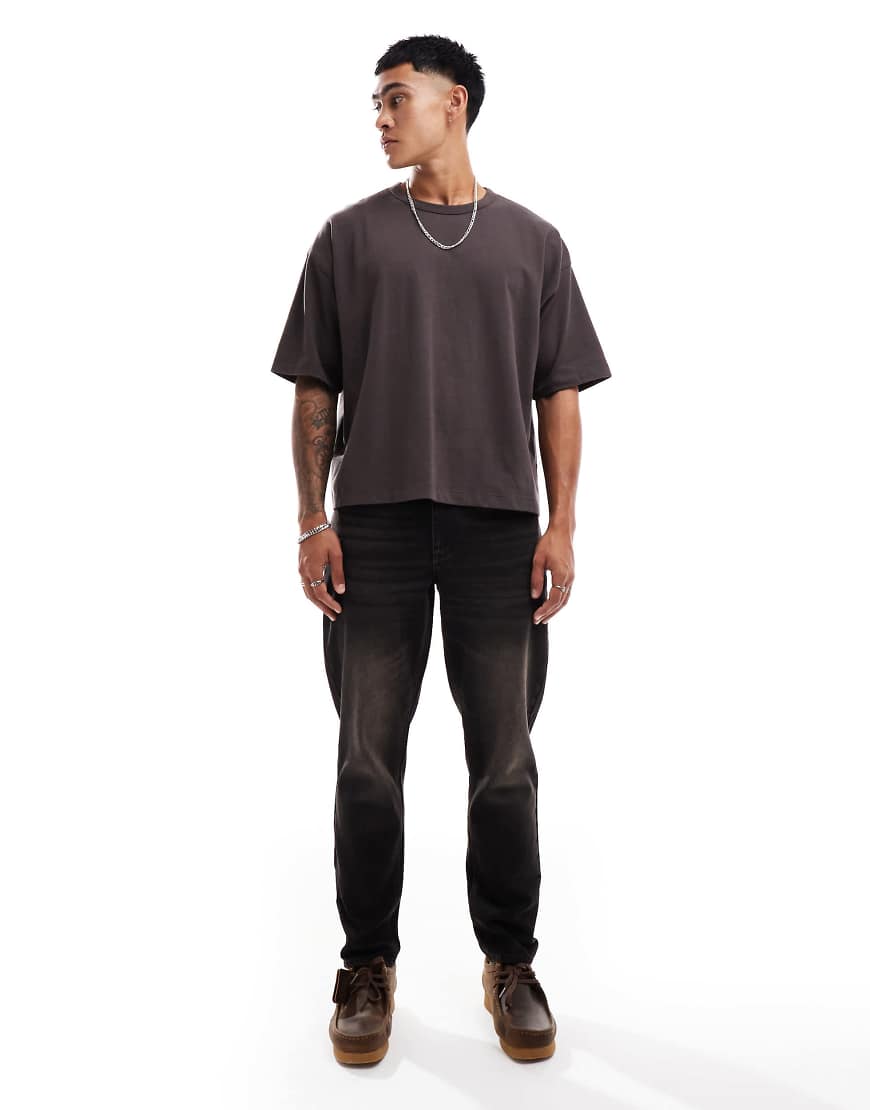 ASOS DESIGN - Schmal zulaufende Jeans in verwaschenem Schwarz mit braunem Farbstich ASOS DESIGN - Schmal zulaufende Jeans in verwaschenem Schwarz mit braunem Farbstich von ASOS DESIGN