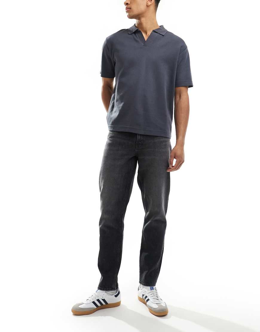 ASOS DESIGN - Schmal zulaufende Jeans in verwaschenem Schwarz ASOS DESIGN - Schmal zulaufende Jeans in verwaschenem Schwarz von ASOS DESIGN