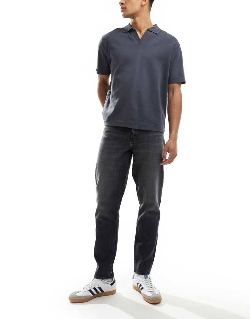 ASOS DESIGN - Schmal zulaufende Jeans in verwaschenem Schwarz von ASOS DESIGN
