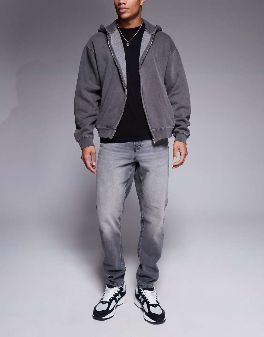 ASOS DESIGN - Schmal zulaufende Jeans in verwaschenem Schwarz ASOS DESIGN - Schmal zulaufende Jeans in verwaschenem Schwarz von ASOS DESIGN