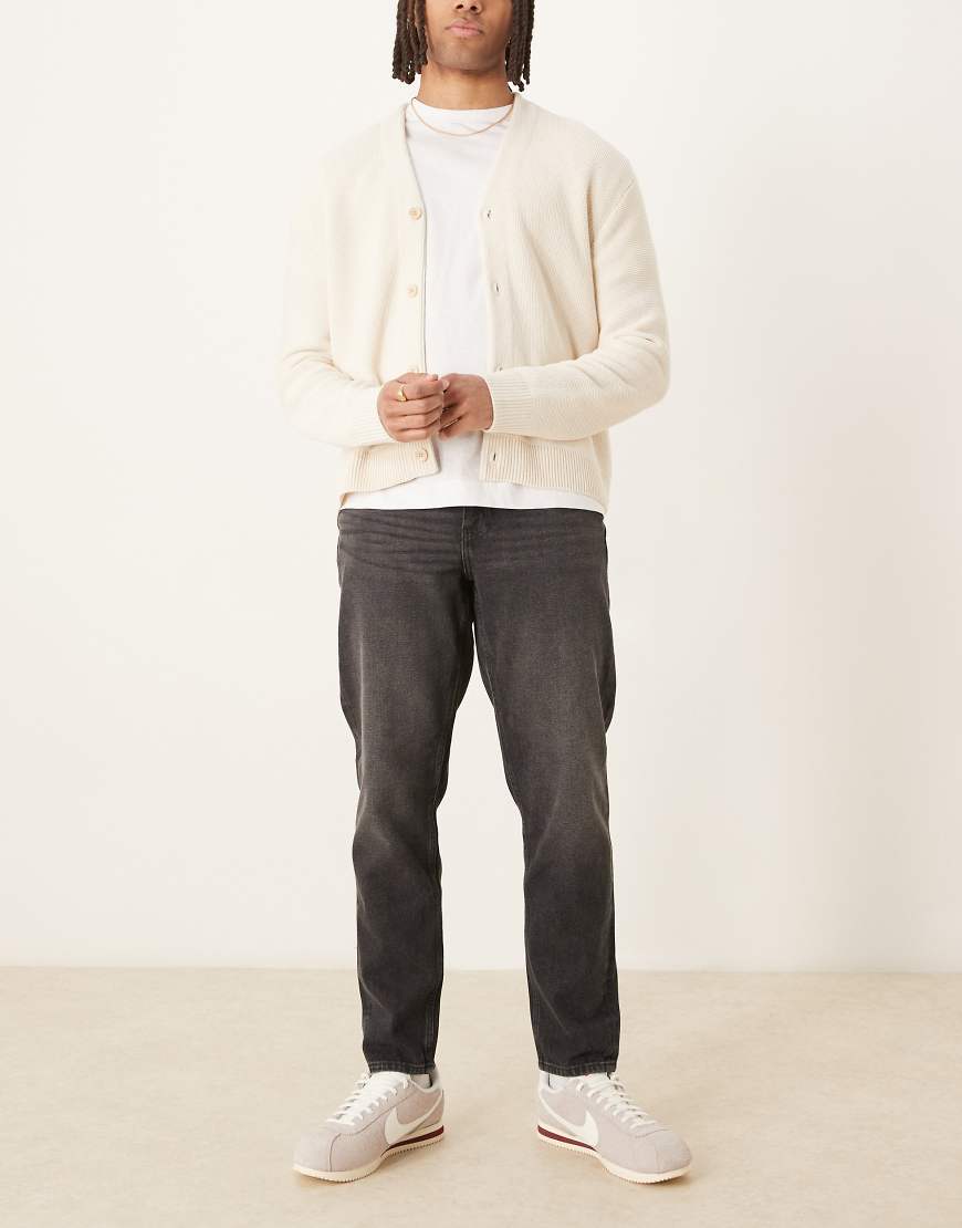 ASOS DESIGN - Schmal zulaufende Jeans in verwaschenem Schwarz ASOS DESIGN - Schmal zulaufende Jeans in verwaschenem Schwarz von ASOS DESIGN