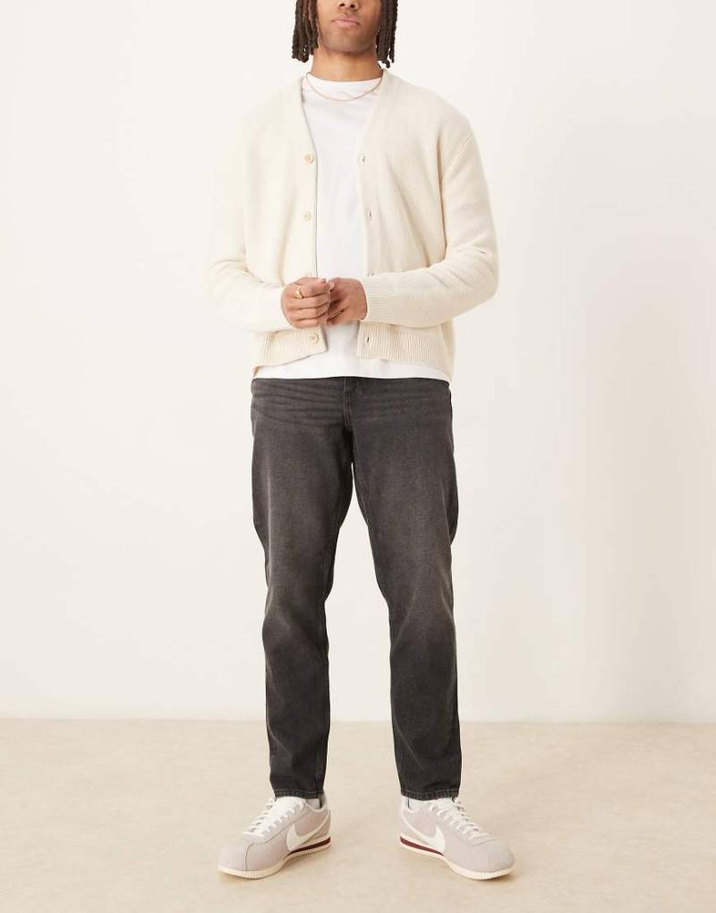 ASOS DESIGN - Schmal zulaufende Jeans in verwaschenem Schwarz von ASOS DESIGN