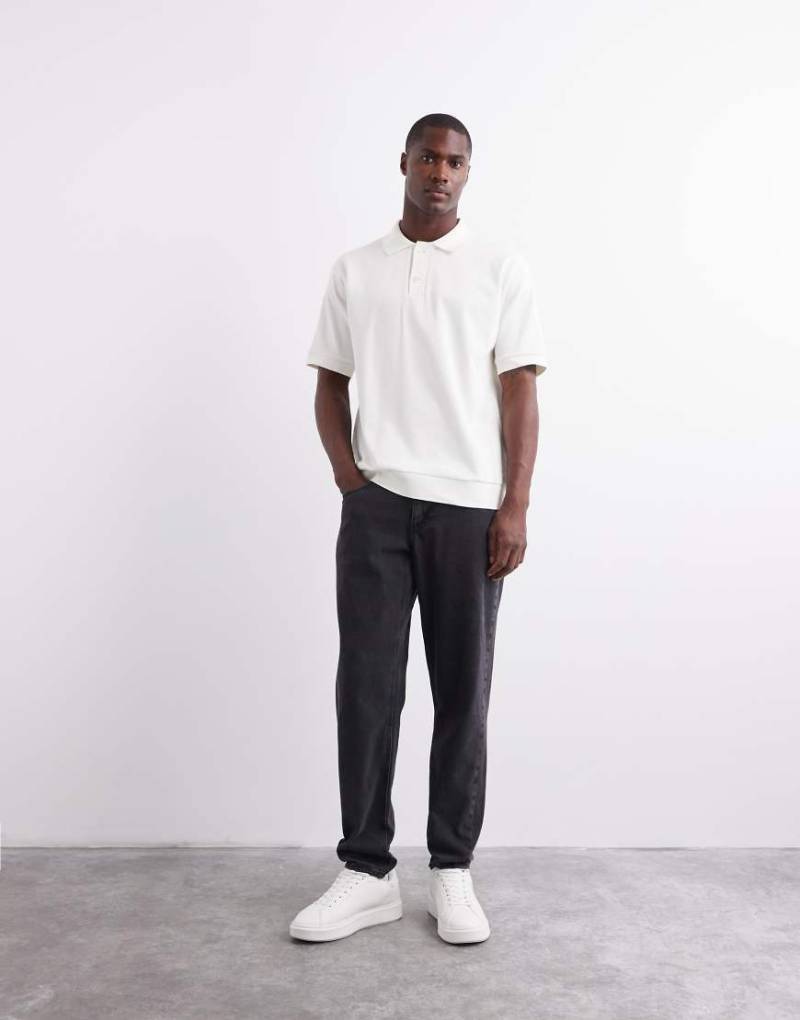 ASOS DESIGN - Schmal zulaufende Jeans in verwaschenem Schwarz von ASOS DESIGN