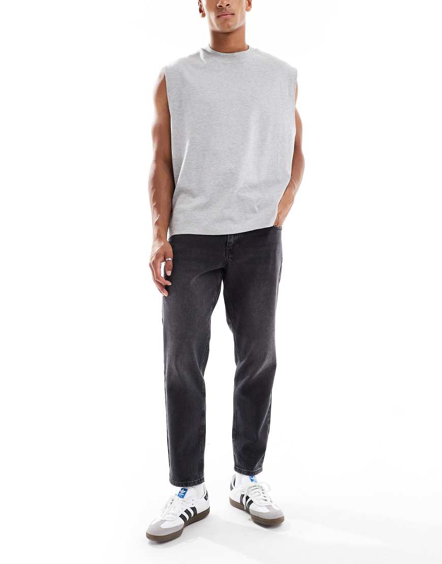 ASOS DESIGN - Schmal zulaufende Jeans in verwaschenem Schwarz ASOS DESIGN - Schmal zulaufende Jeans in verwaschenem Schwarz von ASOS DESIGN