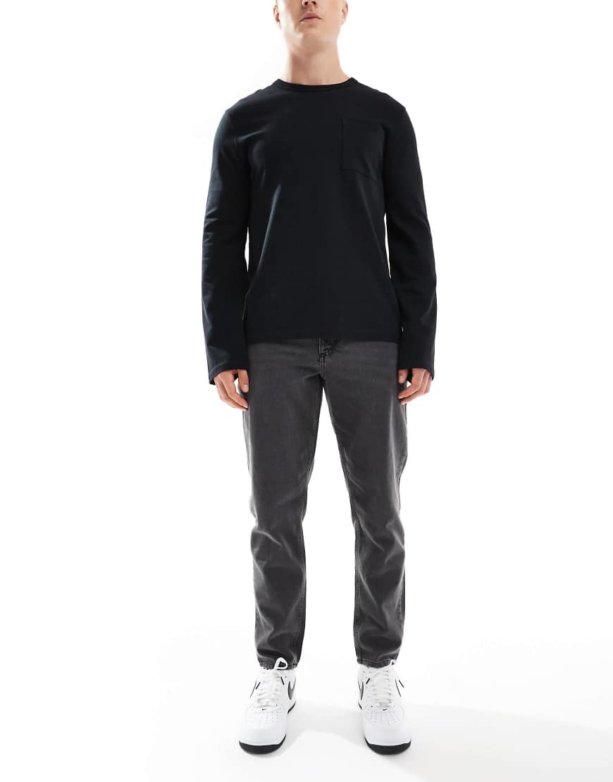 ASOS DESIGN - Schmal zulaufende Jeans in verwaschenem Schwarz ASOS DESIGN - Schmal zulaufende Jeans in verwaschenem Schwarz von ASOS DESIGN