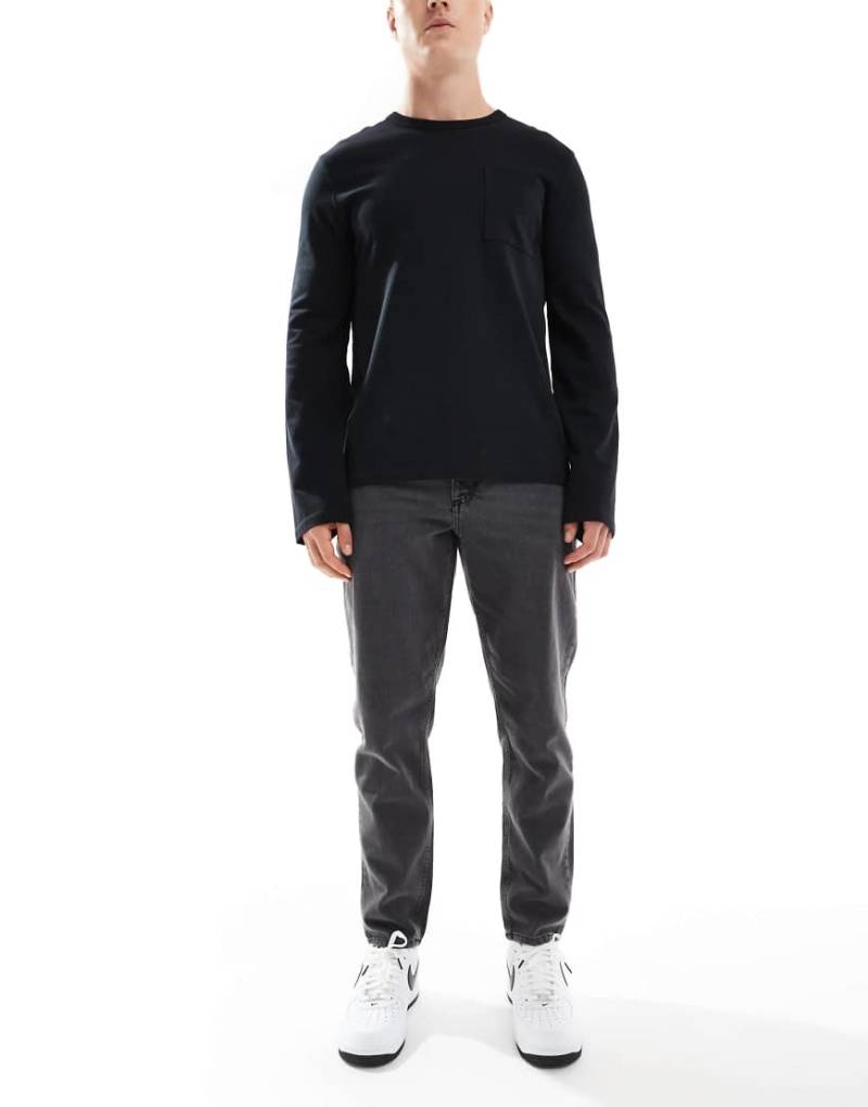 ASOS DESIGN - Schmal zulaufende Jeans in verwaschenem Schwarz von ASOS DESIGN