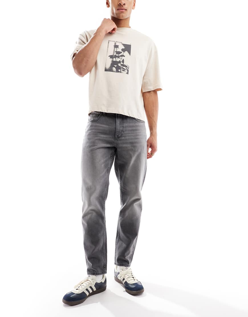ASOS DESIGN - Schmal zulaufende Jeans in verwaschenem Schwarz ASOS DESIGN - Schmal zulaufende Jeans in verwaschenem Schwarz von ASOS DESIGN