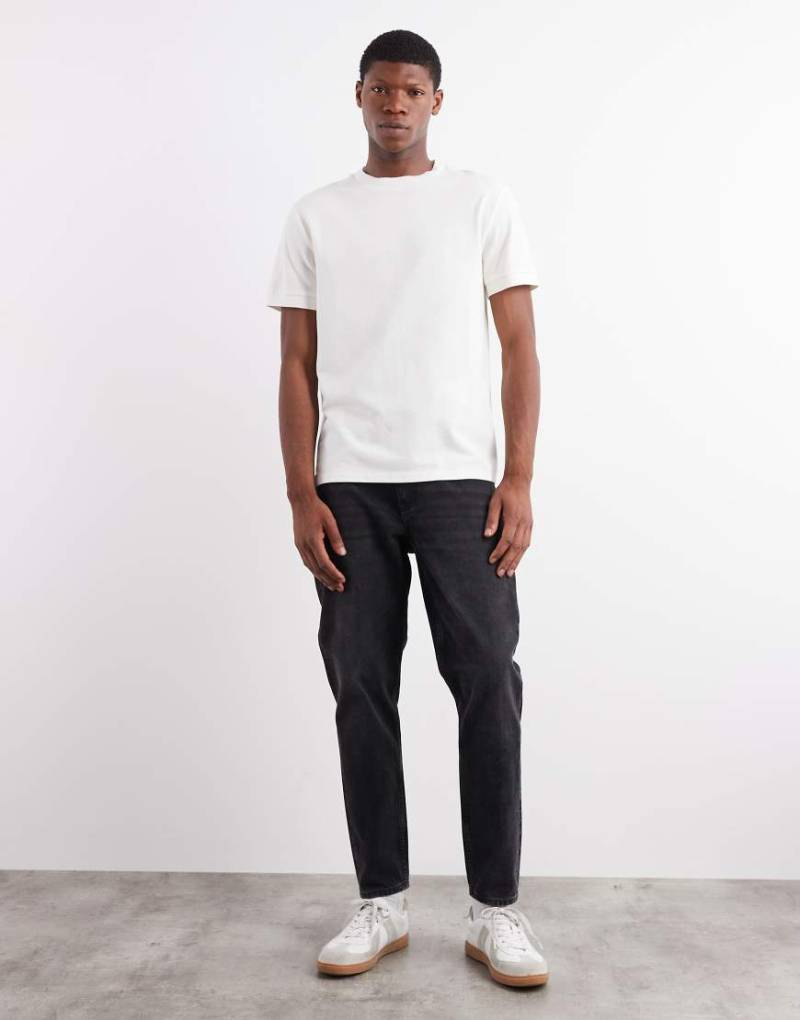 ASOS DESIGN - Schmal zulaufende Jeans in verwaschenem Schwarz von ASOS DESIGN