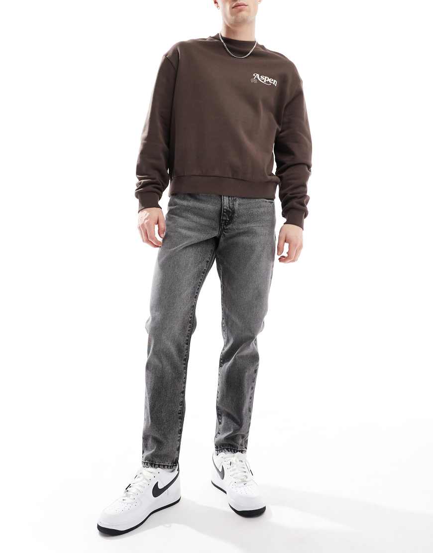 ASOS DESIGN - Schmal zulaufende Jeans in verwaschenem Schwarz ASOS DESIGN - Schmal zulaufende Jeans in verwaschenem Schwarz von ASOS DESIGN