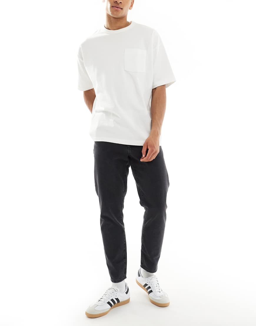 ASOS DESIGN - Schmal zulaufende Jeans in verwaschenem Schwarz ASOS DESIGN - Schmal zulaufende Jeans in verwaschenem Schwarz von ASOS DESIGN