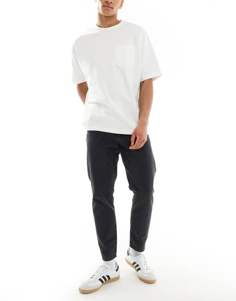 ASOS DESIGN - Schmal zulaufende Jeans in verwaschenem Schwarz von ASOS DESIGN