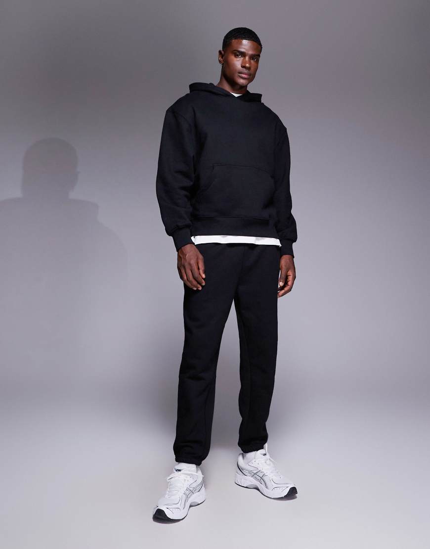 ASOS DESIGN - Schmal zulaufende Jogginghose auch hochwertigem, schwerem Material in Schwarz, 400 g/m² ASOS DESIGN - Schmal zulaufende Jogginghose auch hochwertigem, schwerem Material in Schwarz, 400 g/m² von ASOS DESIGN