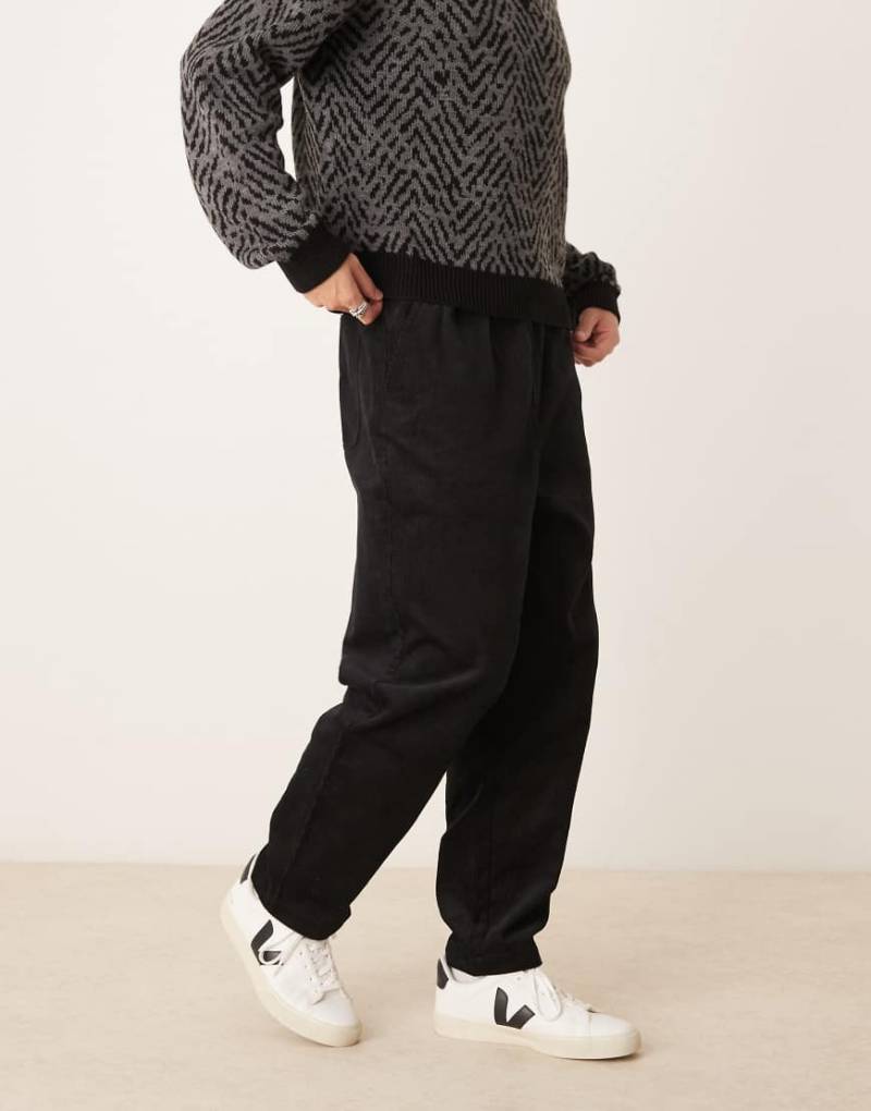 ASOS DESIGN - Schmal zulaufende Jogginghose aus Cord in Schwarz von ASOS DESIGN