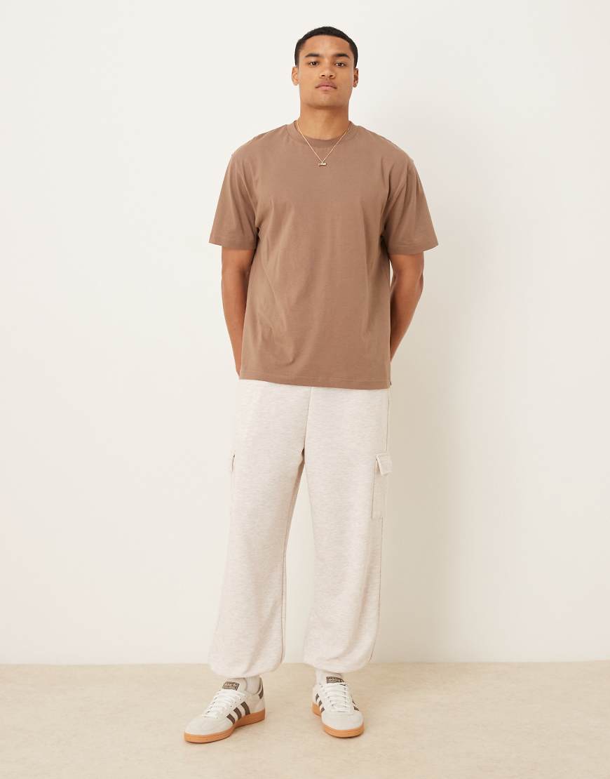 ASOS DESIGN - Schmal zulaufende Jogginghose aus Loopback in Steinbeige mit Cargo-Taschen-Neutral ASOS DESIGN - Schmal zulaufende Jogginghose aus Loopback in Steinbeige mit Cargo-Taschen-Neutral von ASOS DESIGN